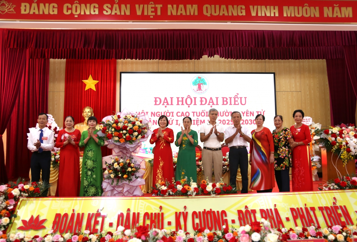 Các cơ quan, đơn vị tặng hoa chúc mừng Đại hội