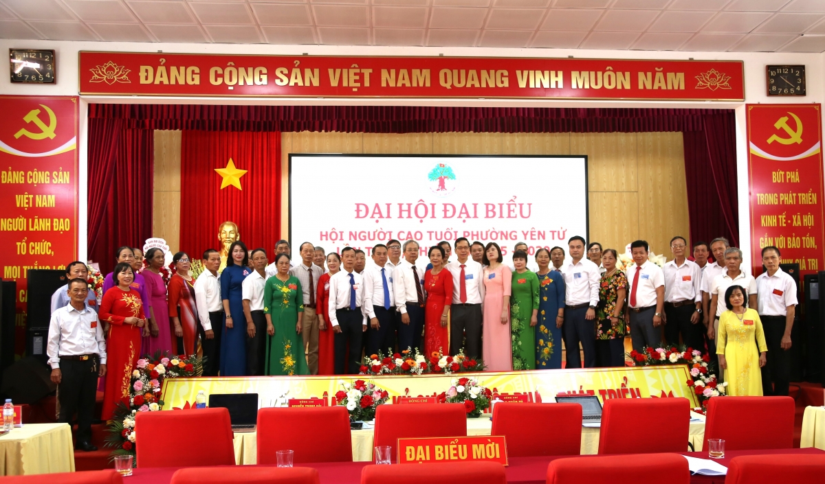 Lãnh đạo Hội NCT tỉnh Quảng Ninh và lãnh đạo phường Yên Tử chúc mừng Ban Chấp hành Hội NCT phường