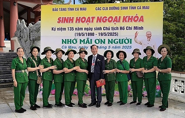 Câu lạc bộ Dưỡng sinh ở phường Lý Văn Lâm, tỉnh Cà Mau tham gia sinh hoạt ngoại khóa