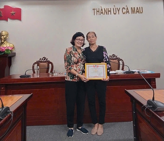 Bà Trần Mỹ Hạnh (bên phải) được Ban đại diện Hội Người cao tuổi TP. Cà Mau (cũ) khen thưởng là Chủ nhiệm Câu lạc bộ tiêu biểu