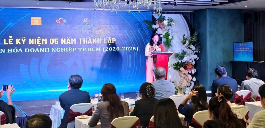 Bà Nguyễn Thị Nga, Phó chủ tịch Hiệp hội Phát triển Văn hóa Doanh nghiệp Việt Nam phát biểu tại Hội nghị