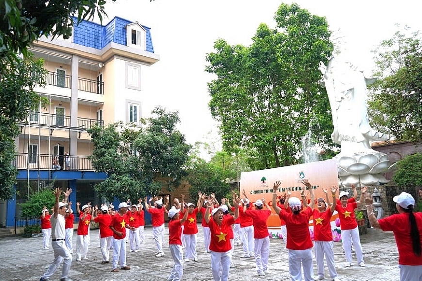 Câu lạc bộ tự chăm sóc sức khoẻ NCT được thành lập tại các  phường, xã ở Hà Nội, nơi giúp NCT sinh hoạt, tập luyện