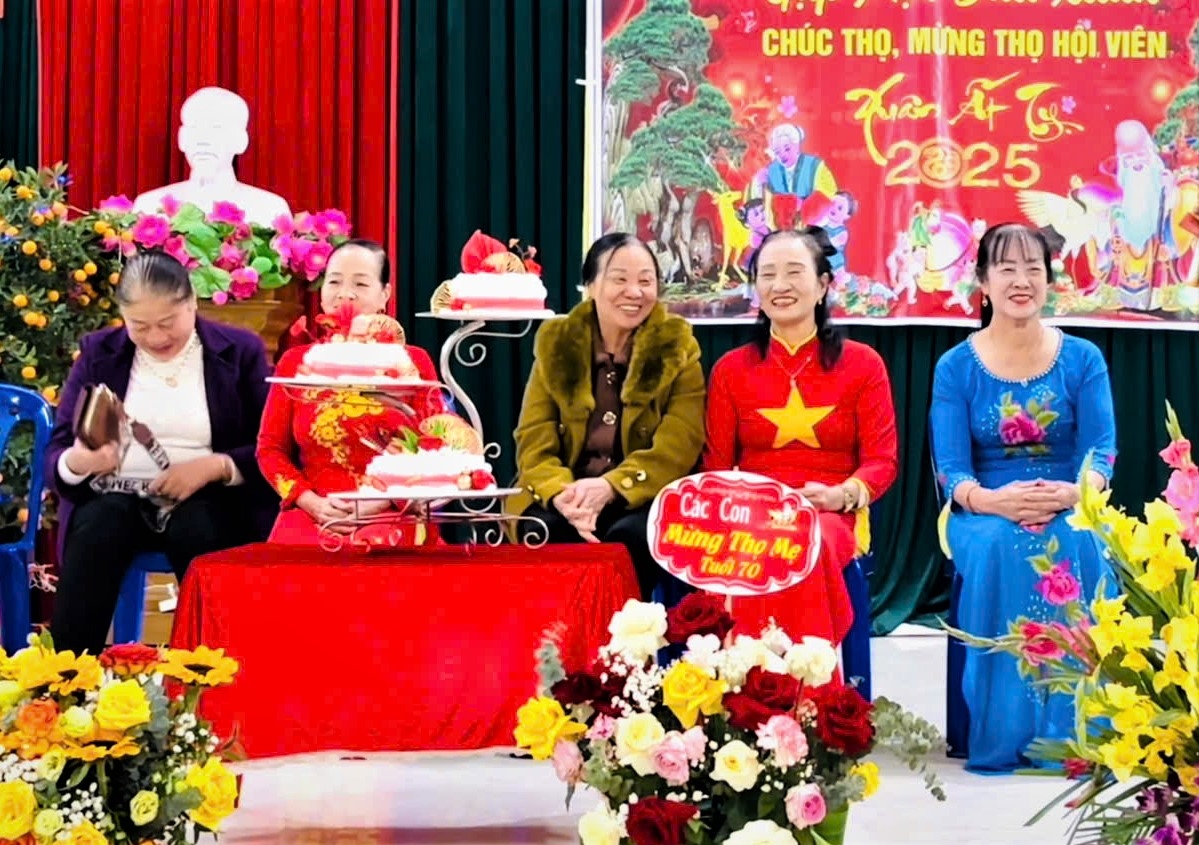 Mừng thọ thành viên CLB LTHTGN khu Hiệp An 1 nhân dịp Tết Nguyên đán Ất Tỵ 2025