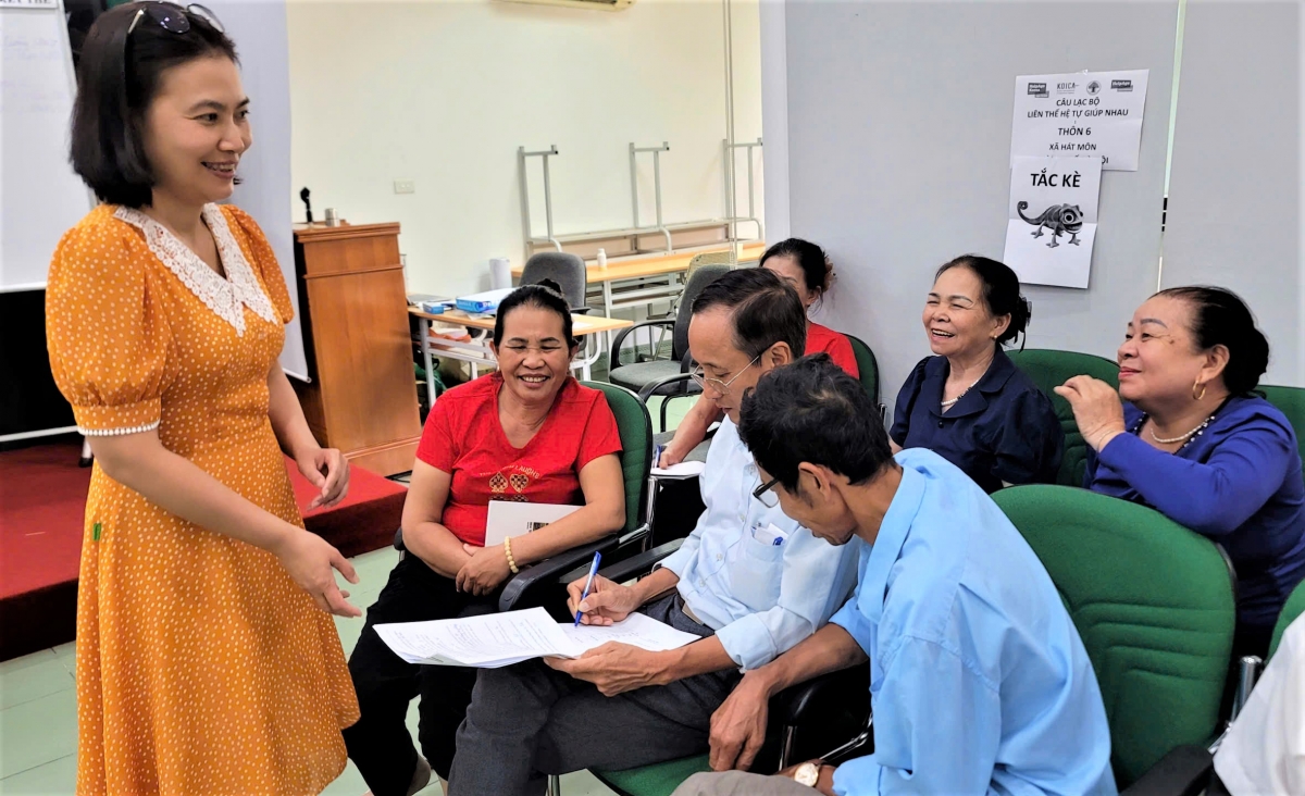 Đại diện Tổ chức HAI và Ban Chủ nhiệm các CLB trao đổi, thảo luận tại lớp tập huấn