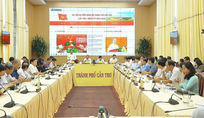 Quang cảnh buổi họp báo Đại hội đại biểu Đảng bộ TP. Cần Thơ lần thứ I 