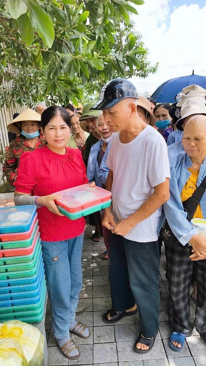 Suất cơm tuy nhỏ nhưng chứa đựng đầy tình thương với người bệnh 