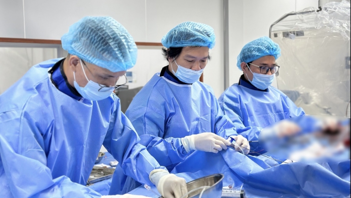 Các y, bác sỹ tiến hành lấy khối trong mạch máu não của bệnh nhân bị đột quỵ não