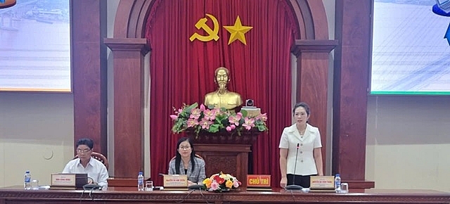 Bà Nguyễn Thị Uyên Trang, Giám đốc Sở Văn hóa Thể thao và Du lịch tỉnh Đồng Tháp thông tin một số nội dung buổi họp báo