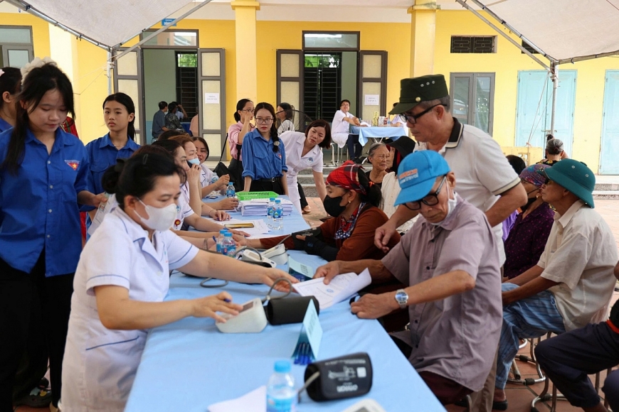 Các y, bác sĩ khám bệnh cho người dân từ 70 tuổi trở lên. Ảnh Văn Kỳ