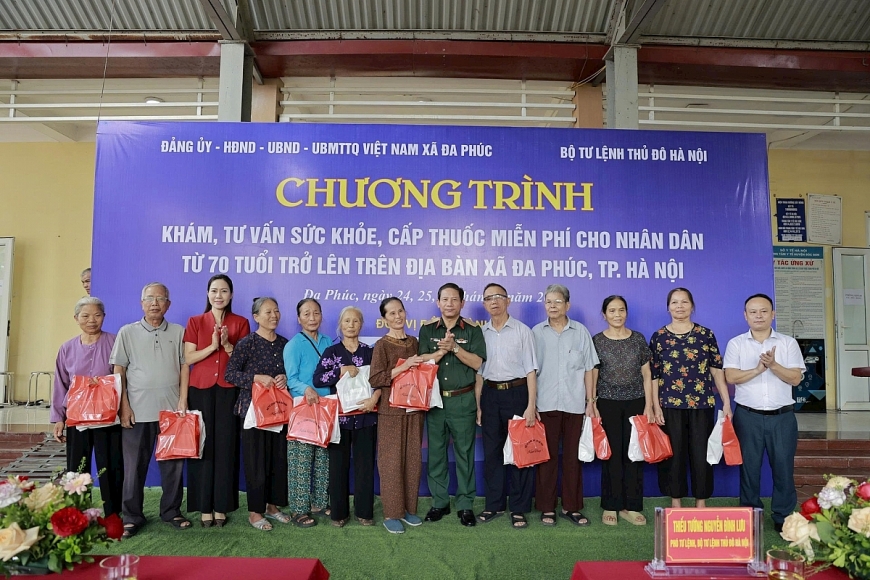 Lãnh đạo Bộ Tư lệnh Thủ đô Hà Nội và xã Đa Phúc tặng quà thuốc chữa bệnh cho một số người dân. Ảnh Văn Kỳ