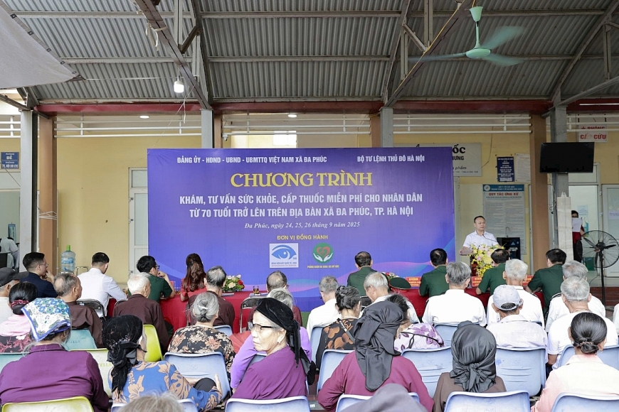 Xã Đa Phúc tổ chức khám, cấp thuốc miễn phí đợt 3 cho người dân từ 70 tuổi trở lên. Ảnh Văn Kỳ