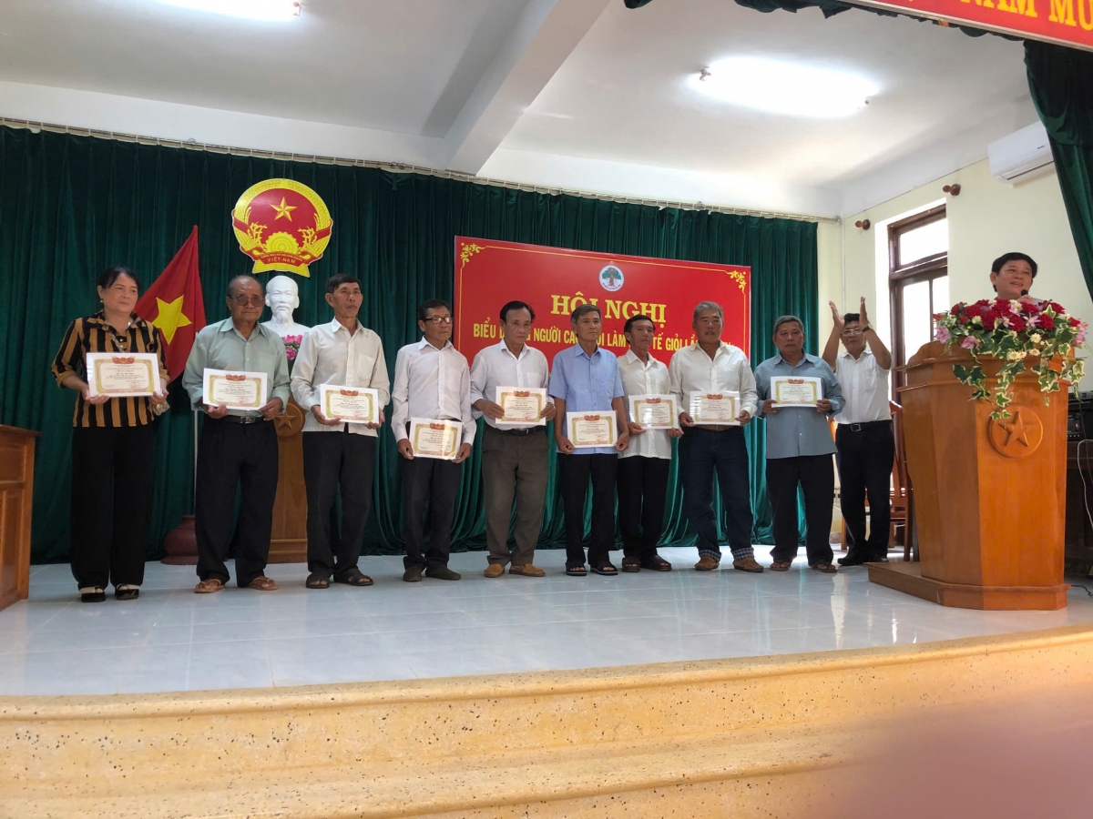 Hội người cao tuổi Phú Quý biểu duong nct làm kinh tế giỏi