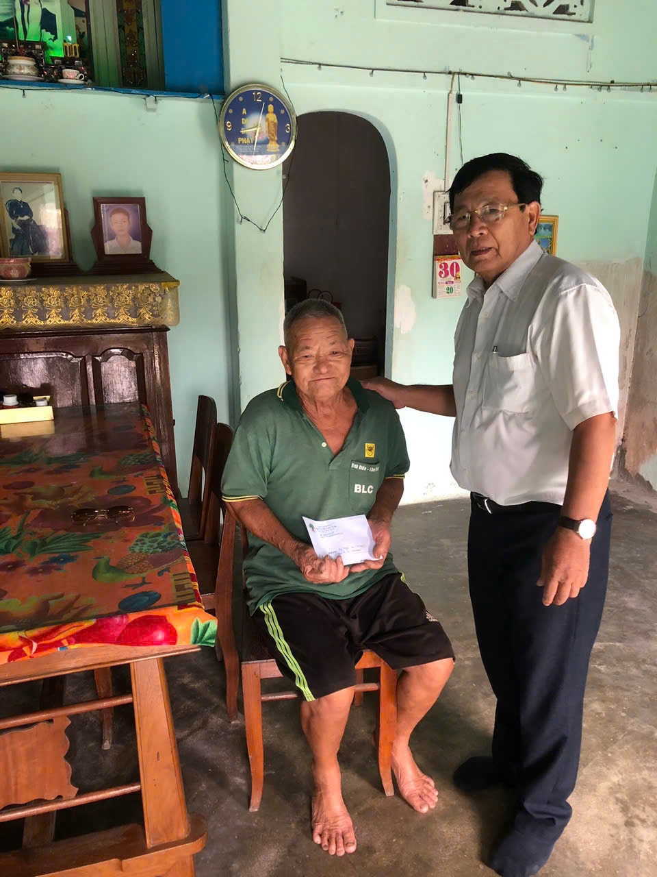 Ông Dương Văn Nhứt, Chủ tịch Hội nười cao tuổi đặc khu Phú Quý thăm và tặng quà cho người cao tuổi