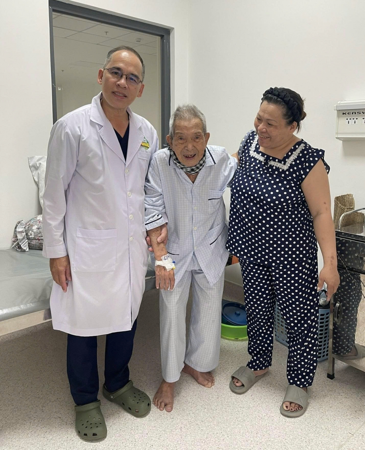 Người già phục hồi vận động sau ca thay khớp háng thành công