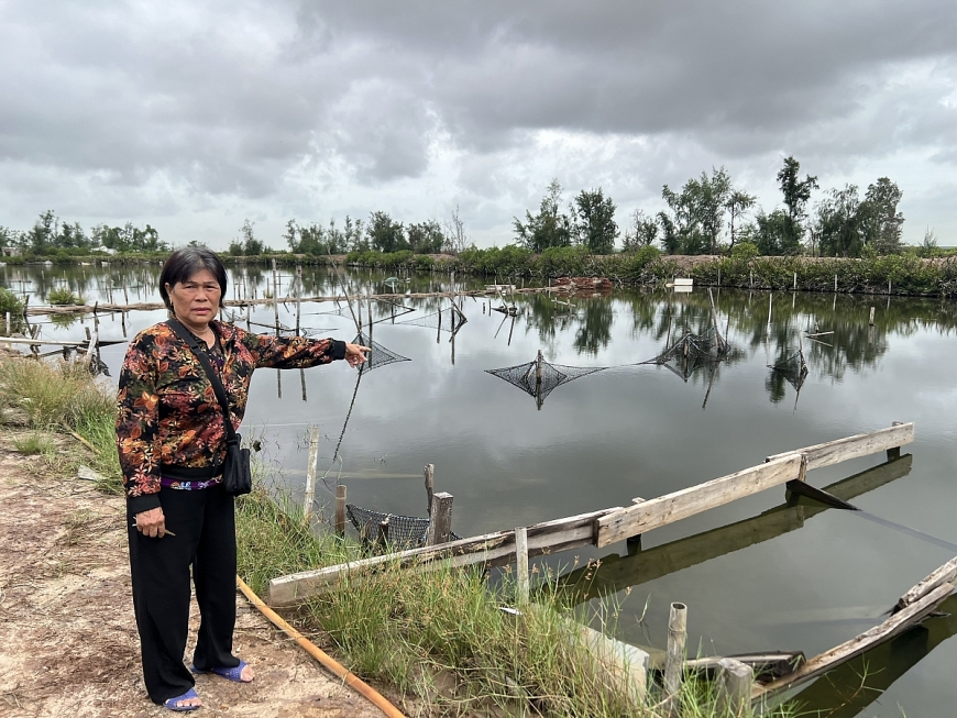 Bà Phạm Thị Hoàn cho biết thửa đất khai hoang nuôi trồng thủy sản được vợ chồng bà khai hoang năm 1989 để bảo vệ biển đảo và đầu tư nhiều tỷ đồng nhưng việc xác định bồi thường hiện nay còn thấp.