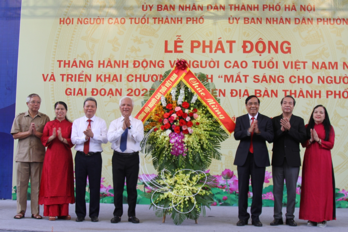 Lãnh đạo Trung ương Hội NCT Việt Nam tặng hoa chúc mừng