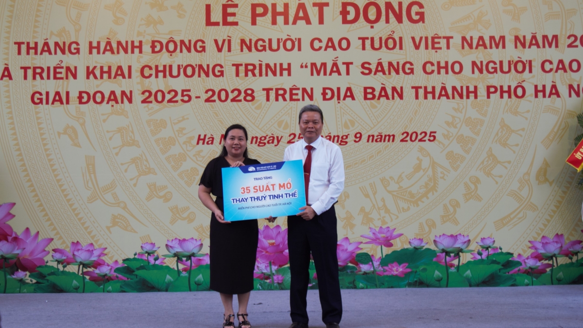 Lãnh đạo Bệnh viện Mắt Quốc tế DND hỗ trợ trao biển tượng trưng 35 suất thay thuỷ tinh thể miễn phí 