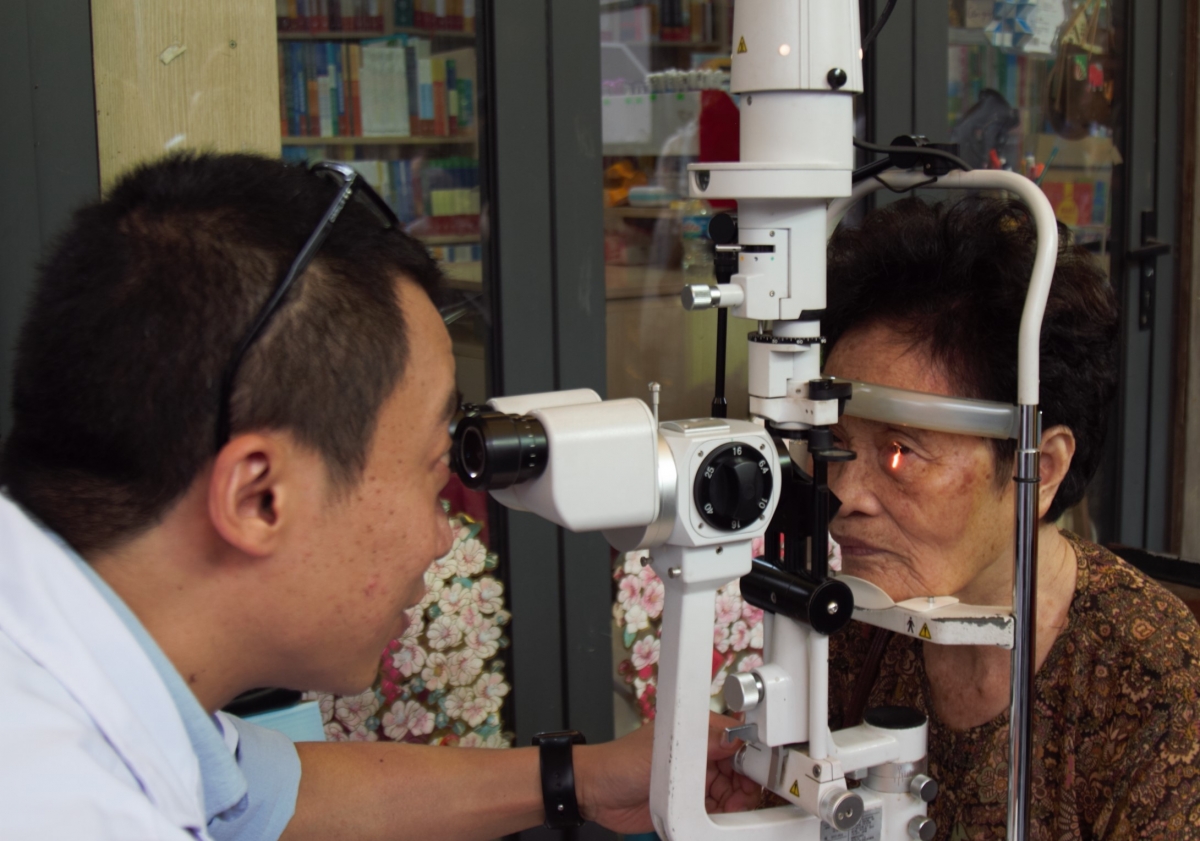 Bác sỹ Bệnh viện Mắt DND khám mắt cho NCT tại phường Cửa Nam