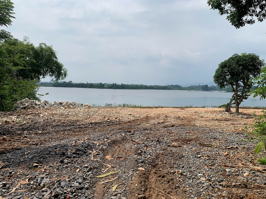 Khu đất có diện tích hàng nghìn mét vuông thuộc lòng hồ Đồng Mô đã bị ông Phi đổ đất, san lấp trái phép.