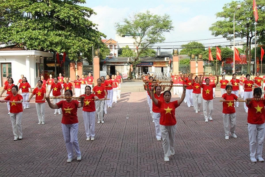 Màn đồng diễn thể dục dưỡng sinh của CLB Tự chăm sóc sức khỏe phường Phú Diễn, TP Hà Nội