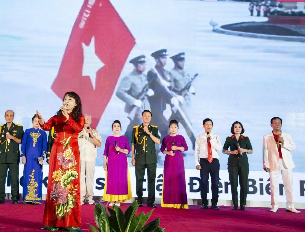 Ca sĩ Lê Minh Ngọc tham gia biểu diễn nhân dịp kỉ niệm 30 năm Ngày thành lập Hội NCT Việt Nam