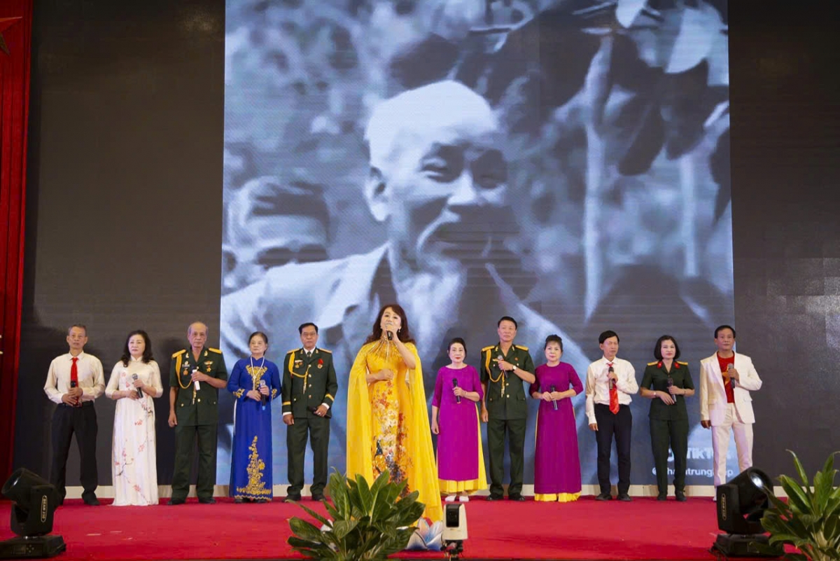 2 Ca sĩ Lê Minh Ngọc tham gia biểu diễn nhân dịp kỉ niệm 30 năm Ngày thành lập Hội NCT Việt Nam