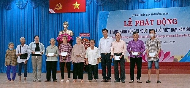 Đại diện Hội Người cao trao quà cho người cao tuổi có hoàn cảnh khó khăn tại buổi lễ phát động
