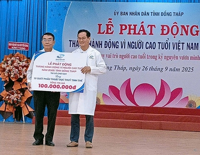 Các doanh nghiệp hỗ trợ trao biển tượng trưng 250 suất thay thủy tinh thể miễn phí cho người cao tuổi tỉnh Đồng Tháp