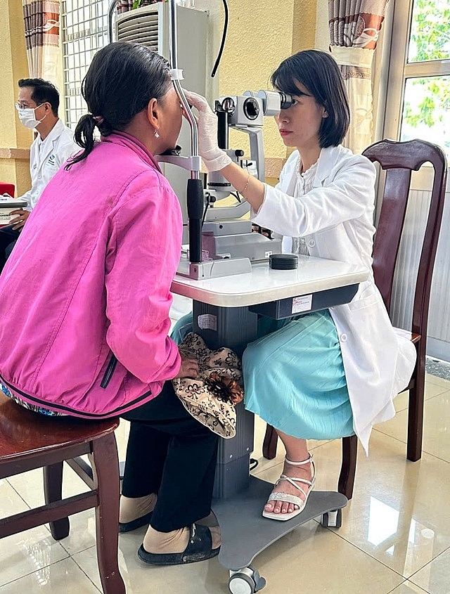 Sau buổi lễ phát động 250 người cao tuổi trên địa bàn tỉnh Đồng Tháp, được Biện viện mắt Sài Gòn - Tiền Giang khám mắt thay thủy tinh thể miễn phí