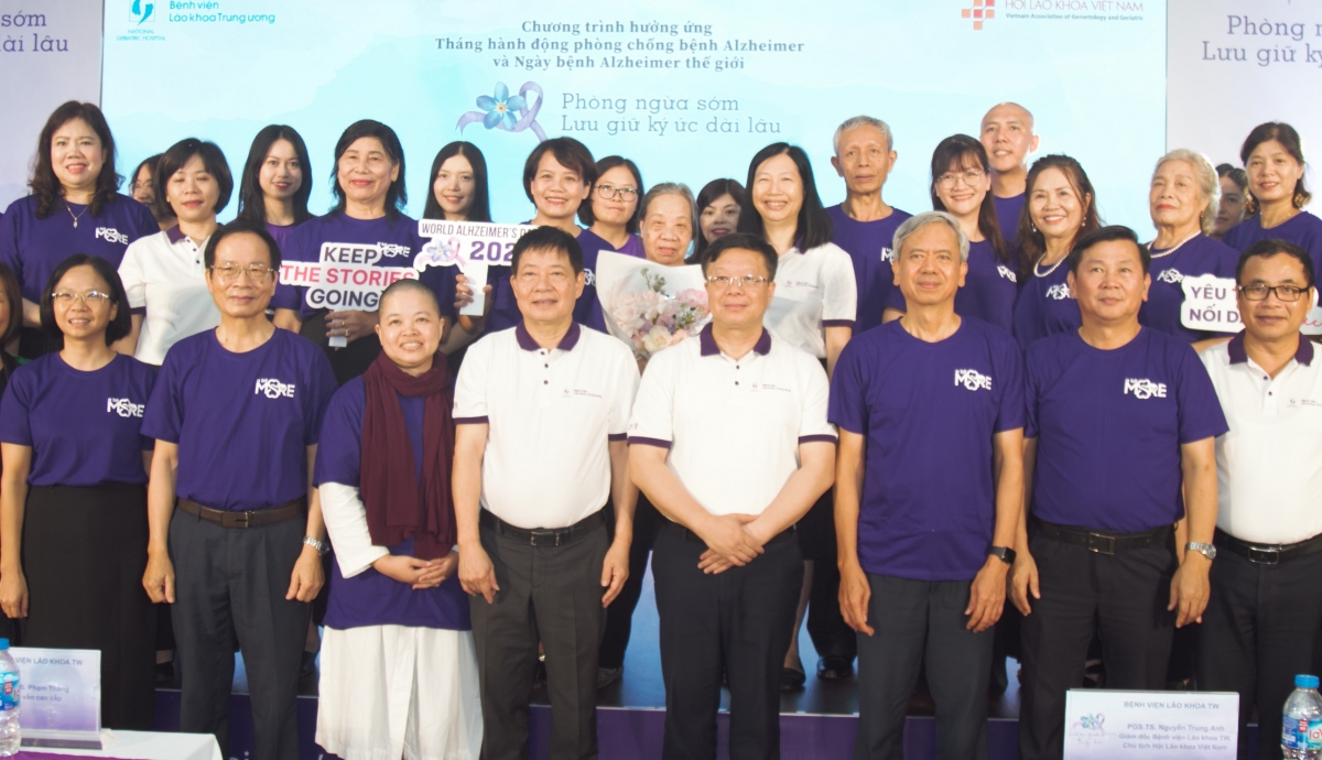 Các đại biểu chụp ảnh lưu niệm tại Lễ phát động