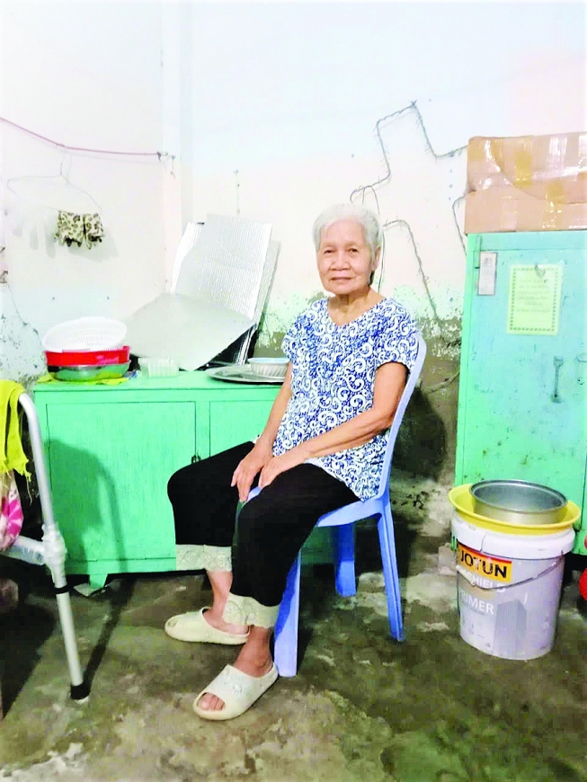 Bà Võ Thị Hoa trong căn nhà trọ ẩm thấp, tạm bợ.