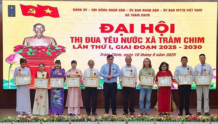 Ba Nguyễn Thi Xinh (bia trai) vinh dự được trao tặng Giấy khen tại Đại hội thi đua yêu nước xã Tràm Chim lần thứ I giai đoạn 2025 - 2030.jpg