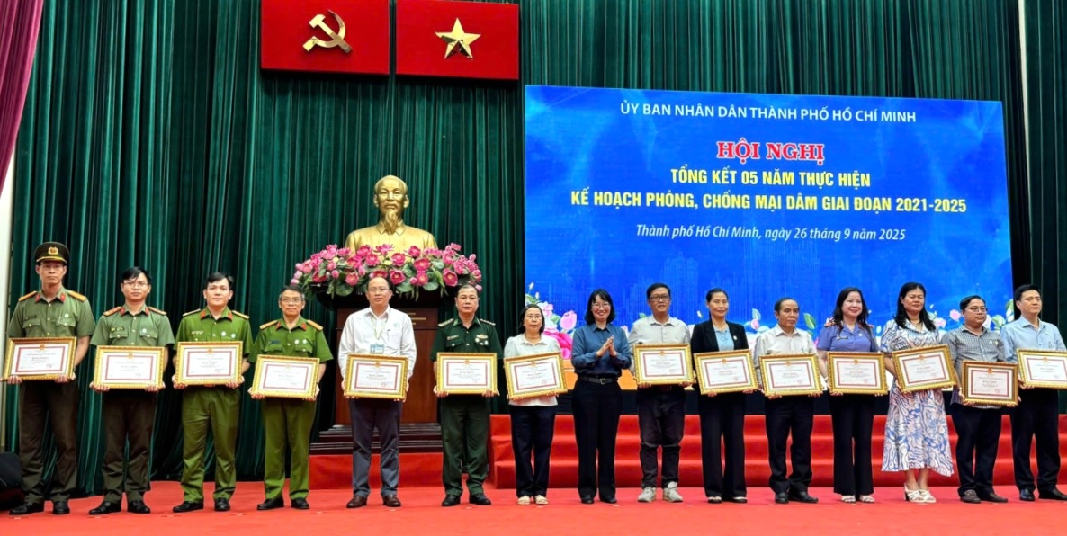 Khen  thưởng  các tập thể, cá nhân xuất sắc trong công tác phòng, chống mại dâm