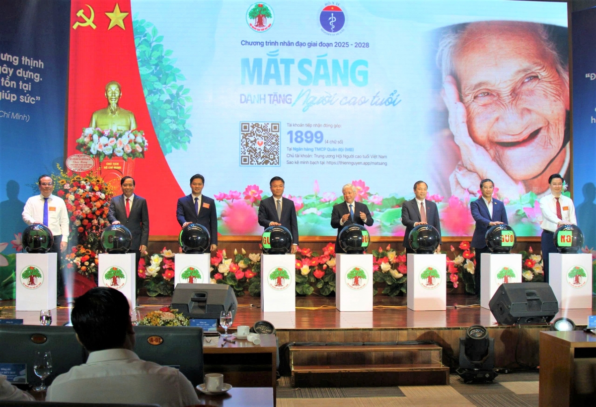 Các đồng chí lãnh đạo Đảng, Nhà nước, Hội NCT Việt Nam nhấn nút khởi động Triển khai Chương trình Mắt sáng cho NCT giai đoạn 2025-2028