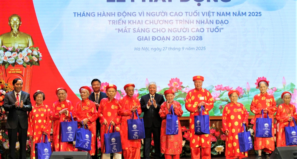 Các đồng chí lãnh đạo Đảng, Nhà nước, Chính phủ, Hội NCT Việt Nam tặng quà các cụ cao niên