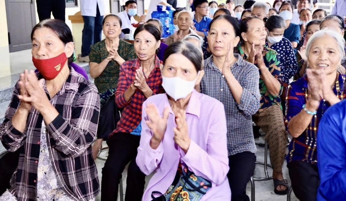 Người cao tuổi phường Đông Hoa Lư (tỉnh Ninh Bình) đến buổi khám chữa bệnh ngày 27/9/2025