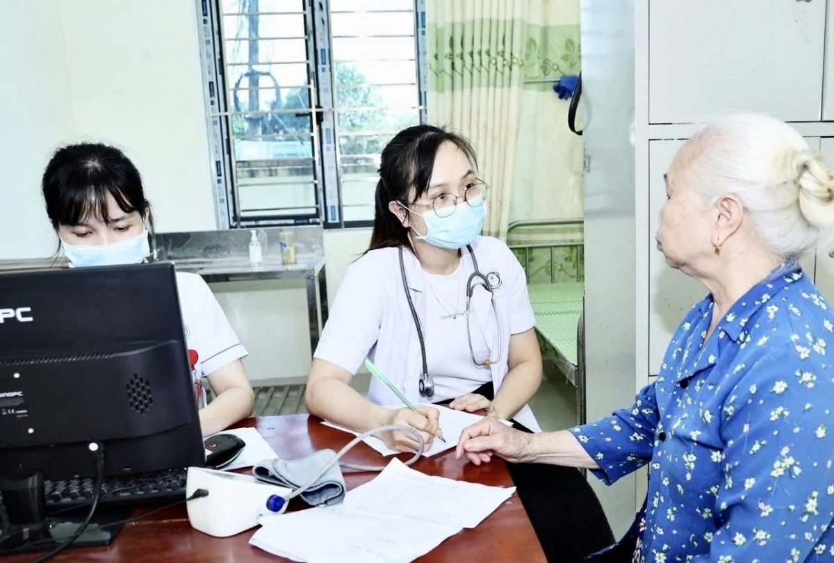 Vừa được khám, sàng lọc các bệnh, người cao tuổi còn được các bác sĩ tư vấn về chế độ dinh dưỡng