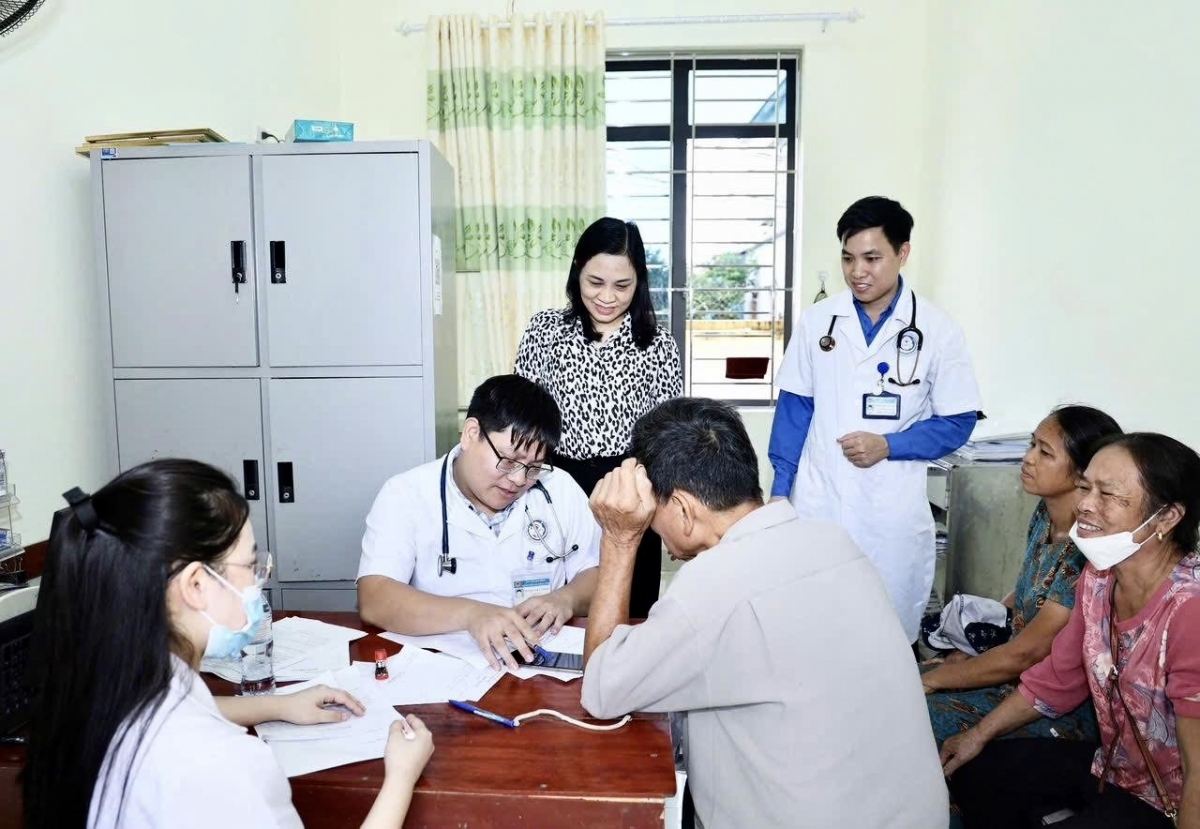 Đoàn công tác của Bệnh viện Đa khoa tỉnh Ninh Bình BS.CKII Chu Thị Giang – Giám đốc Bệnh viện làm trưởng đoàn, 32 y bác sĩ và nhân viên y tế.
