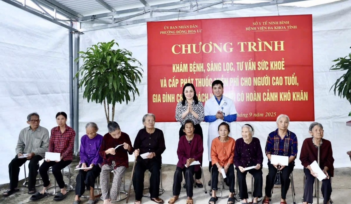 Đoàn đã tặng 10 suất quà cho người cao tuổi có hoàn cảnh khó khăn tại điểm khám bệnh