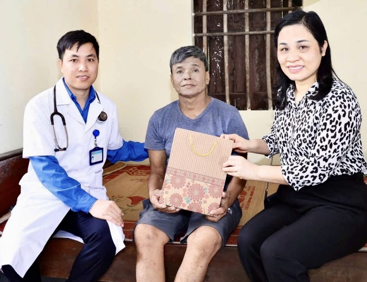 BS.CKII Chu Thị Giang – Giám đốc Bệnh viện Đa khoa tỉnh Ninh Bình (bên phải ảnh) cùng bác sĩ bệnh viện đến khám bệnh, tặng quà cho người cao tuổi tại nhà