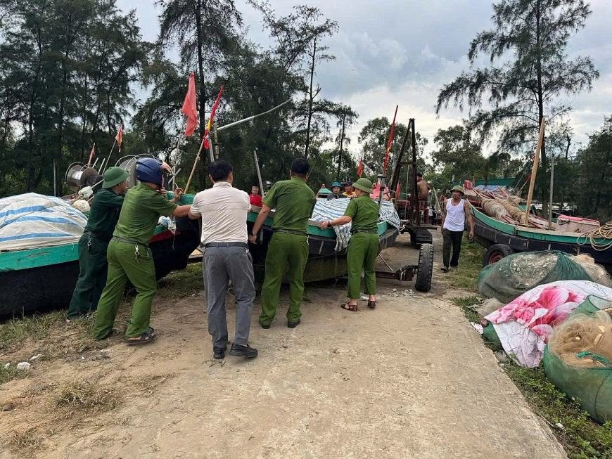 Lực lượng công an Hà Tĩnh hỗ trợ người dân neo đậu tàu thuyền tránh bão