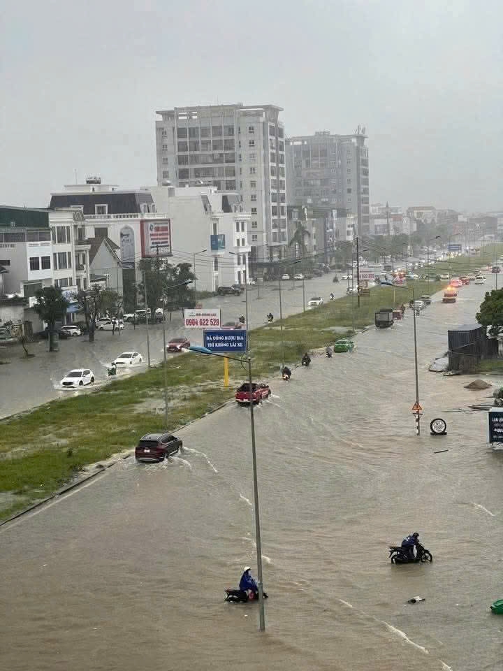 Nhiều địa phương bị ngập nặng do mưa to trươc bão Bualoi