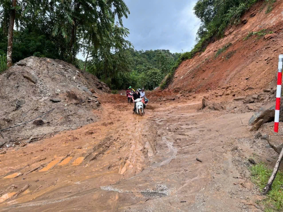 Nhiều địa phương bị sạt lở do ảnh hưởng bão Bualoi