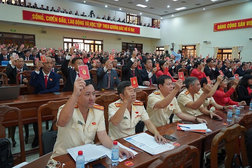 Các đại biểu biểu quyết thông qua nội quy, quy chế làm việc của Đại hội Đảng bộ TP Cần Thơ lần thứ I, nhiệm kỳ 2025 - 2030