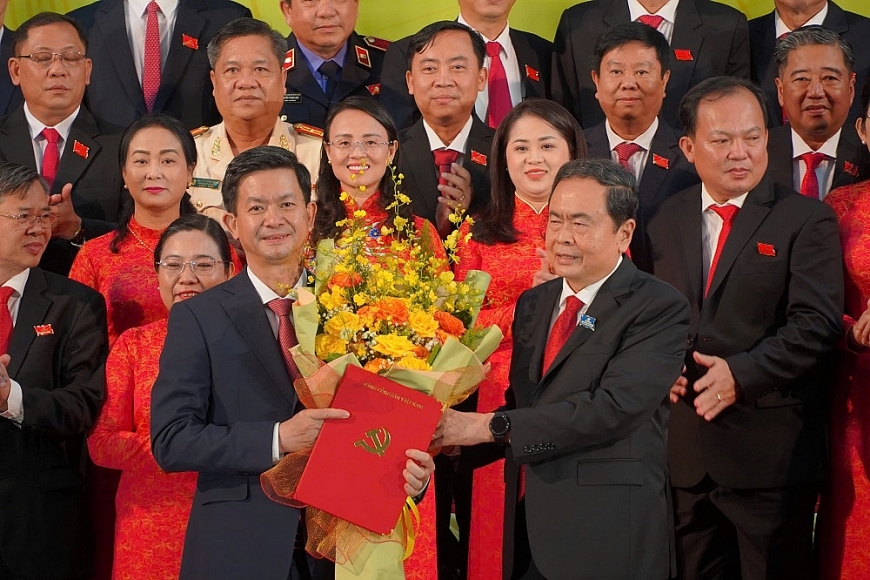 Chủ tịch Quốc hội Trần Thanh Mẫn trao quyết định Bí thư Thành ủy Cần Thơ cho đồng chí Lê Quang Tùng