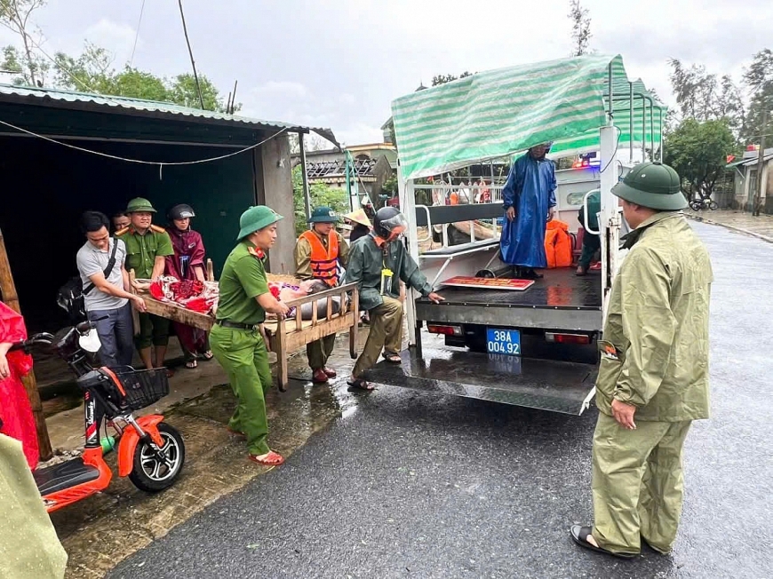 Lực lượng chức năng hỗ trợ cụ bà bị tai biến đi tránh trú bão