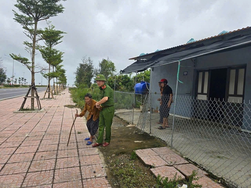 Gấp rút sơ tán người cao tuổi, trẻ em đến vùng an toàn trước khi bão số 10 đổ bộ