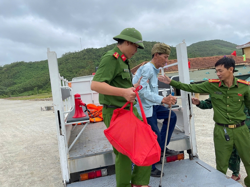 Trong ngày 28/9, người dân ở vùng ven biển, vùng xung yếu được hỗ trợ di chuyển vào các khu vực tránh trú bão