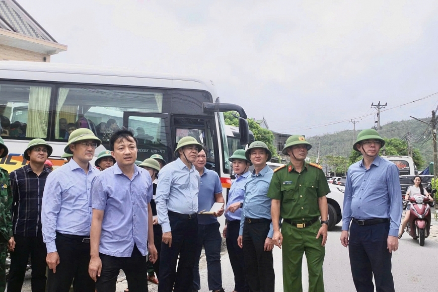 Chủ tịch UBND tỉnh Võ Trọng Hải đến động viên bà con đi sơ tán để phòng tránh bão số 10.