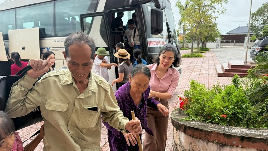 Các cụ già và trẻ em được di chuyển đến nơi an toàn